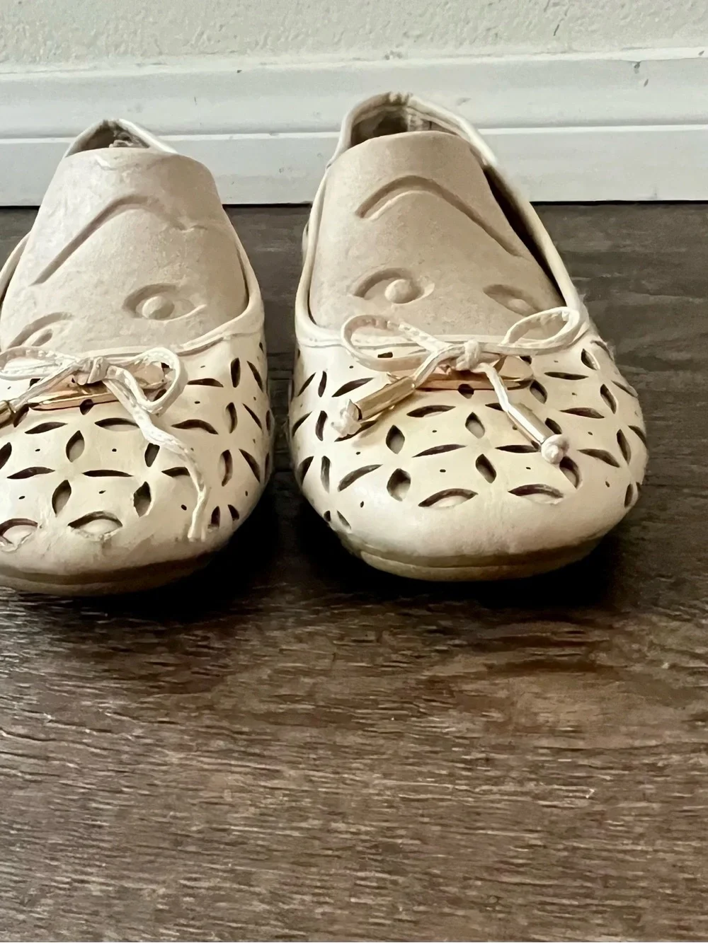 WHIT Cream Laser-Cut Bow Detail Ballet Flats